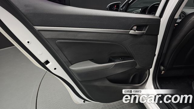 Hyundai AVANTE 2017 — photo 15