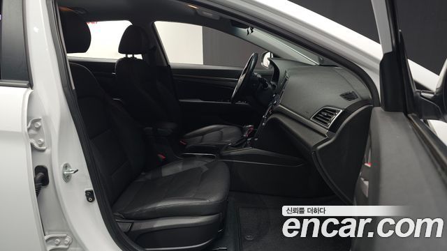 Hyundai AVANTE 2017 — photo 16