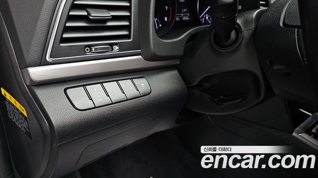 Hyundai AVANTE 2017 — photo 31
