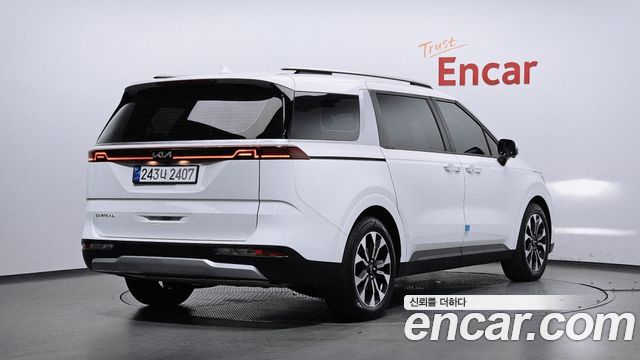 Kia Canival 2023 — photo 2