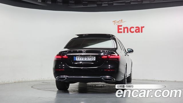 Mercedes-Benz E-Class 2023 — photo 4