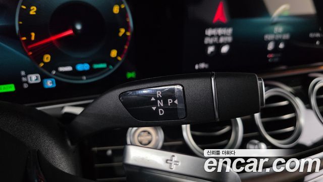 Mercedes-Benz E-Class 2023 — photo 9