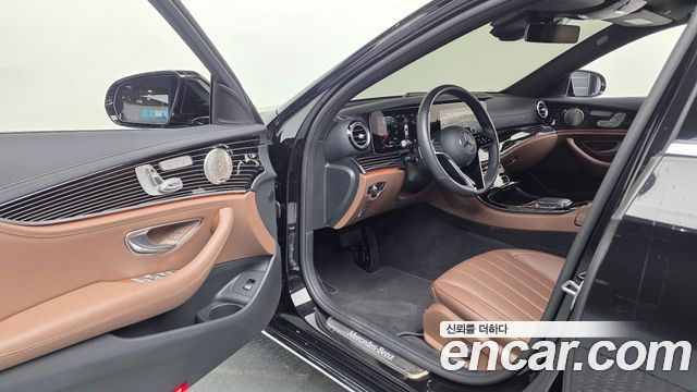 Mercedes-Benz E-Class 2023 — photo 10