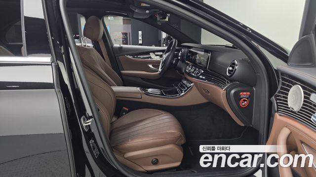 Mercedes-Benz E-Class 2023 — photo 11