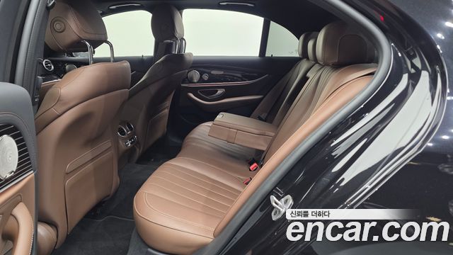 Mercedes-Benz E-Class 2023 — photo 12