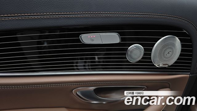 Mercedes-Benz E-Class 2023 — photo 18