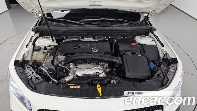 Mercedes-Benz GLB-Class 2021 — photo 6