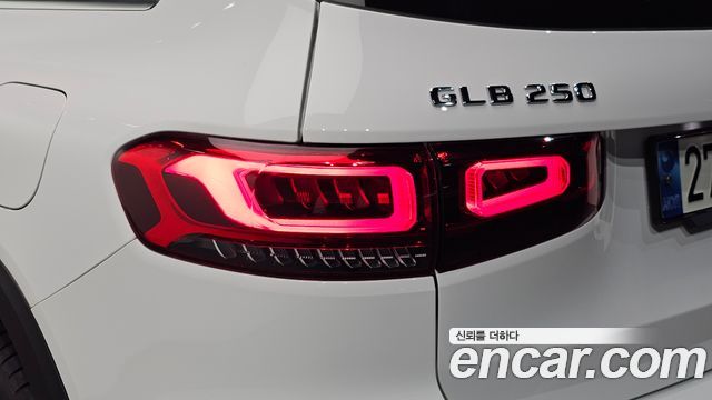 Mercedes-Benz GLB-Class 2021 — photo 9