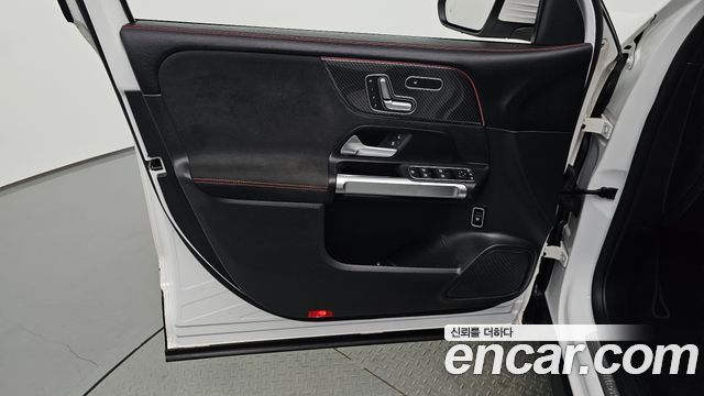 Mercedes-Benz GLB-Class 2021 — photo 14