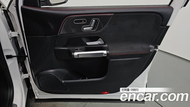 Mercedes-Benz GLB-Class 2021 — photo 15