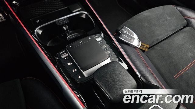Mercedes-Benz GLB-Class 2021 — photo 28