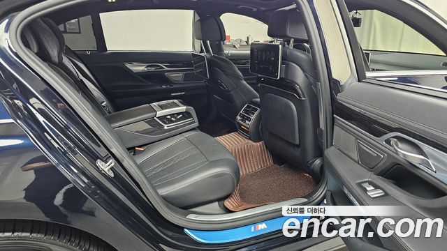 BMW 7-Series 2017 — photo 17