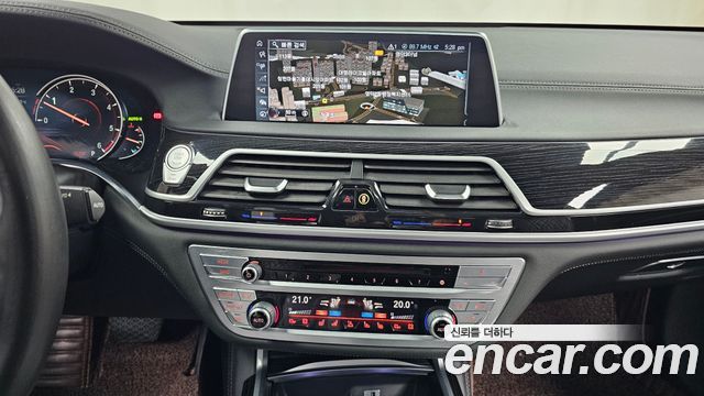 BMW 7-Series 2017 — photo 18
