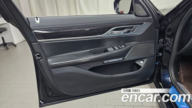 BMW 7-Series 2017 — photo 14
