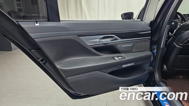 BMW 7-Series 2017 — photo 15