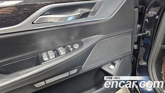 BMW 7-Series 2017 — photo 27