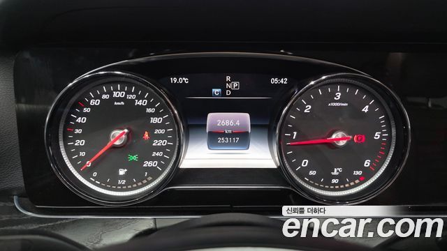Mercedes-Benz E-Class 2018 — photo 11