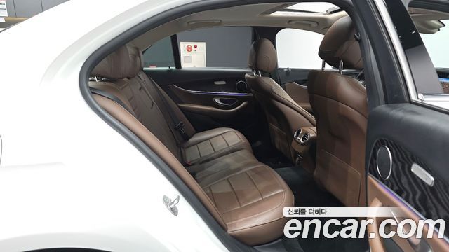 Mercedes-Benz E-Class 2018 — photo 18