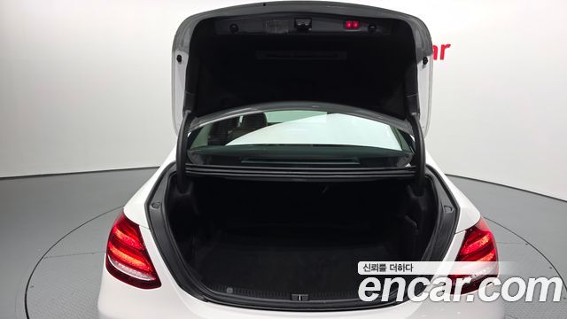 Mercedes-Benz E-Class 2018 — photo 26