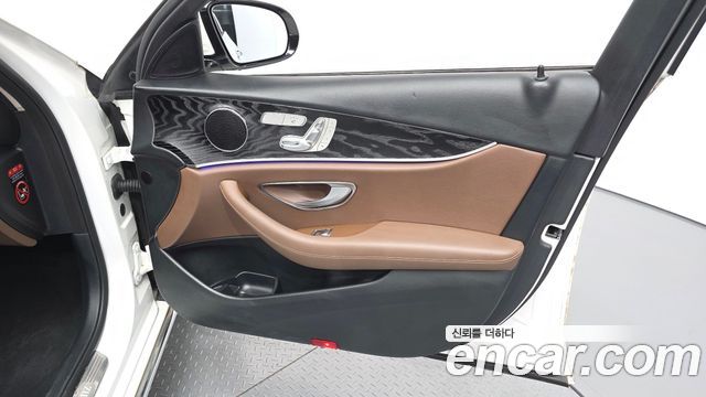 Mercedes-Benz E-Class 2018 — photo 14