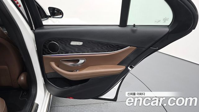 Mercedes-Benz E-Class 2018 — photo 15