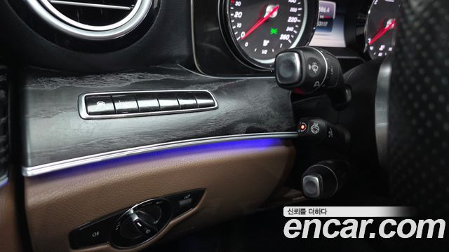 Mercedes-Benz E-Class 2018 — photo 28