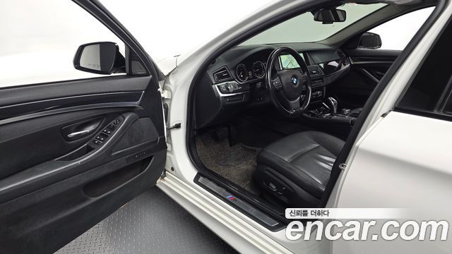 BMW 5-Series 2016 — photo 10