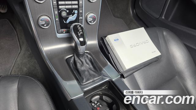 Volvo V60 2015 — photo 12