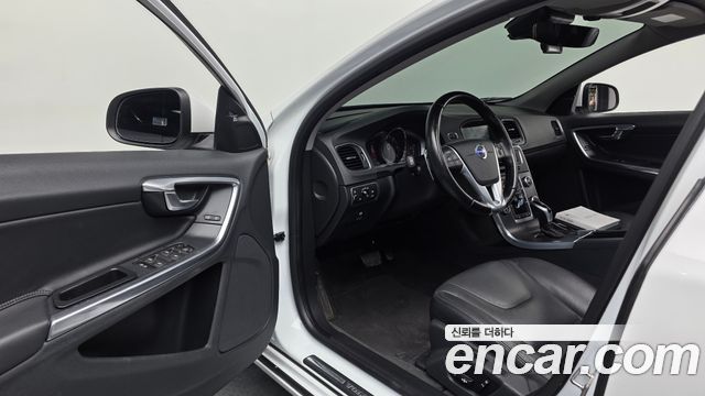 Volvo V60 2015 — photo 13