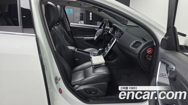 Volvo V60 2015 — photo 17