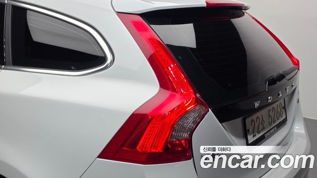 Volvo V60 2015 — photo 9