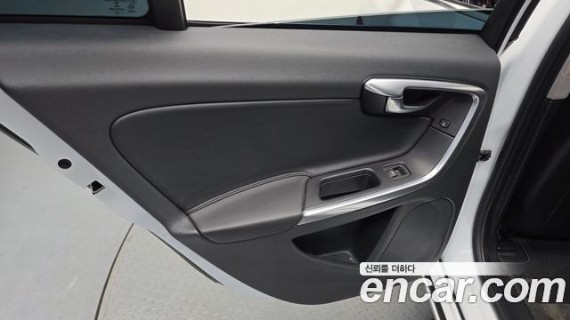 Volvo V60 2015 — photo 15