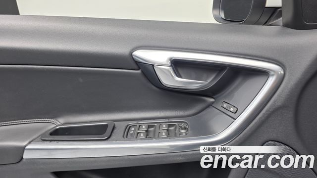 Volvo V60 2015 — photo 28
