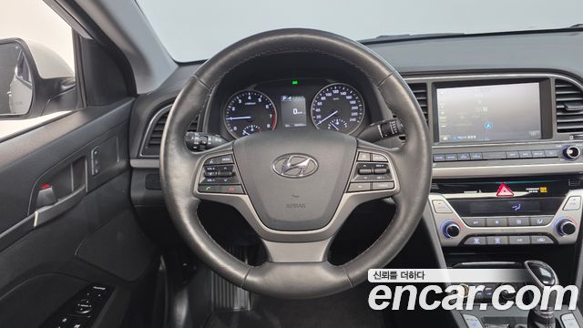 Hyundai AVANTE 2018 — photo 13