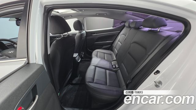 Hyundai AVANTE 2018 — photo 18