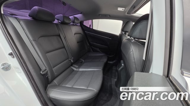 Hyundai AVANTE 2018 — photo 19