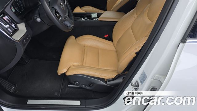 Volvo XC60 2020 — photo 25