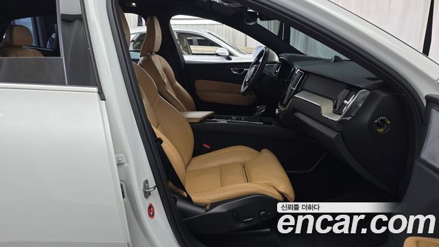 Volvo XC60 2020 — photo 16