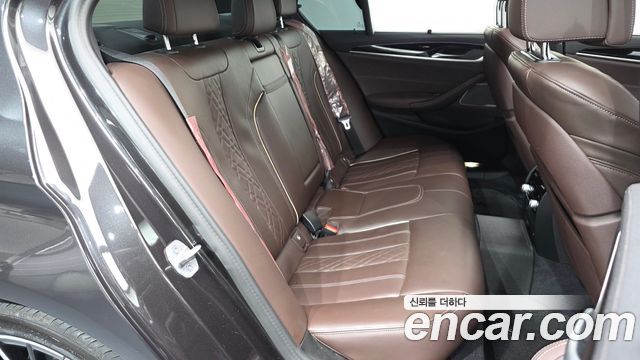 BMW 5-Series 2023 — photo 18