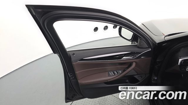 BMW 5-Series 2023 — photo 14