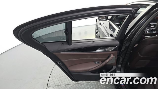 BMW 5-Series 2023 — photo 15