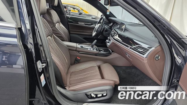 BMW 7-Series 2018 — photo 11