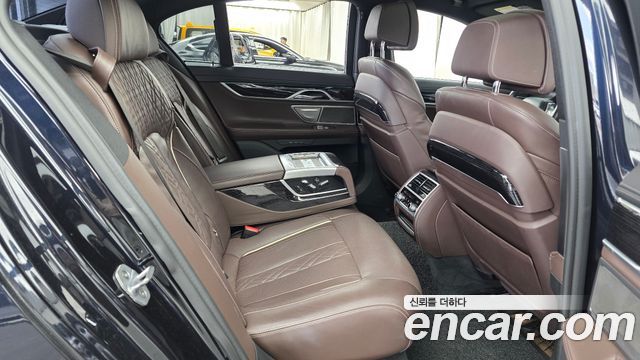 BMW 7-Series 2018 — photo 12
