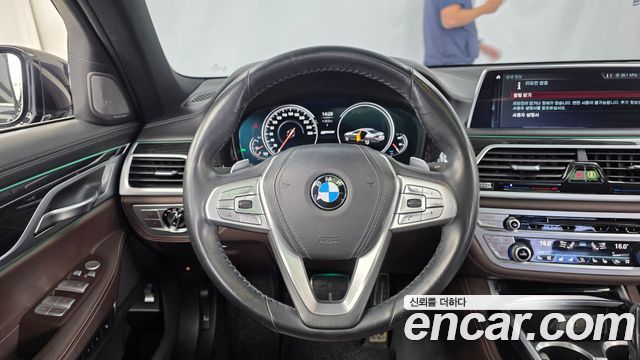 BMW 7-Series 2018 — photo 13