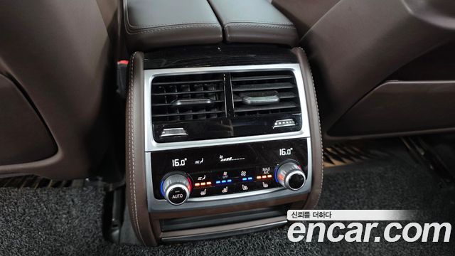 BMW 7-Series 2018 — photo 18