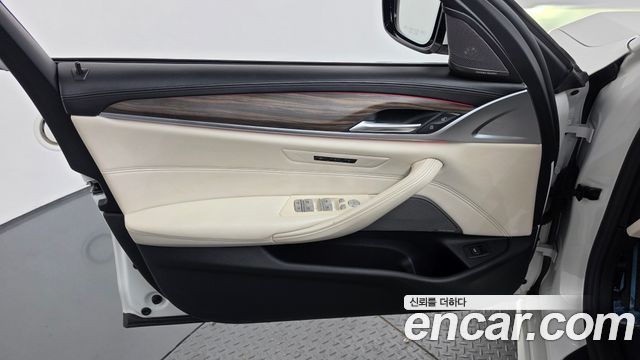 BMW 5-Series 2020 — photo 14