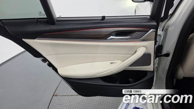 BMW 5-Series 2020 — photo 15