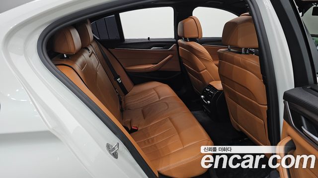 BMW 5-Series 2017 — photo 18