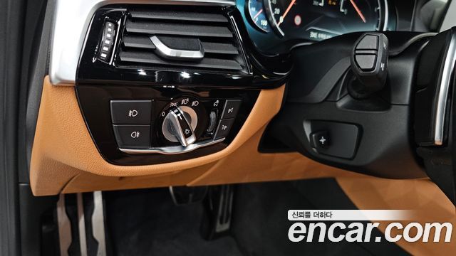 BMW 5-Series 2017 — photo 26