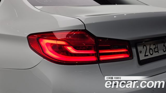 BMW 5-Series 2017 — photo 9